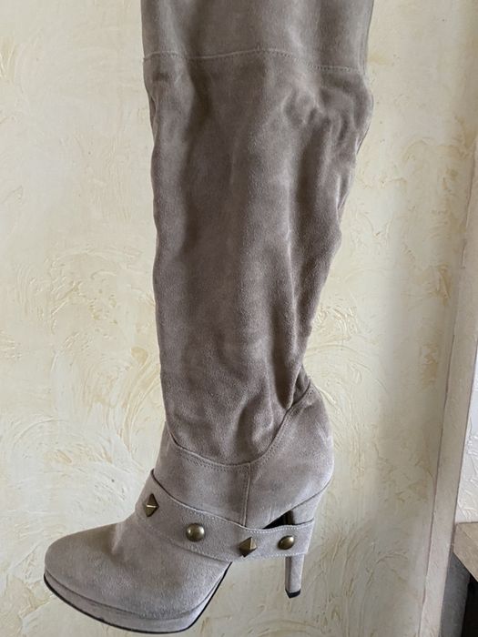 Продаю замшеві чоботи