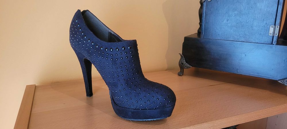 Sapatos pretos salto alto e com pequenas aplicações