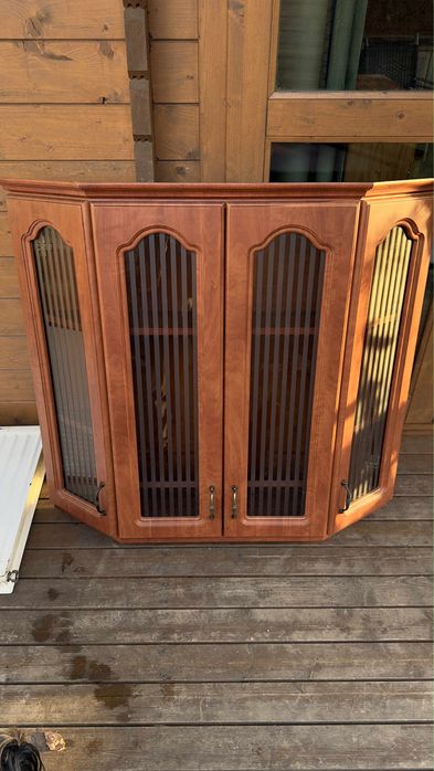 Drewniana szafka w kolorze wiśniowym