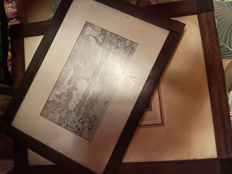 Quadros com moldura em madeira