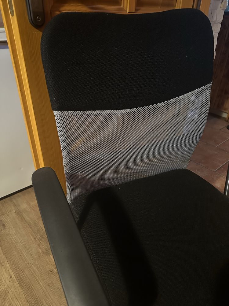 krzesło biurowe czarne szare siatkowane oparcie regulowane