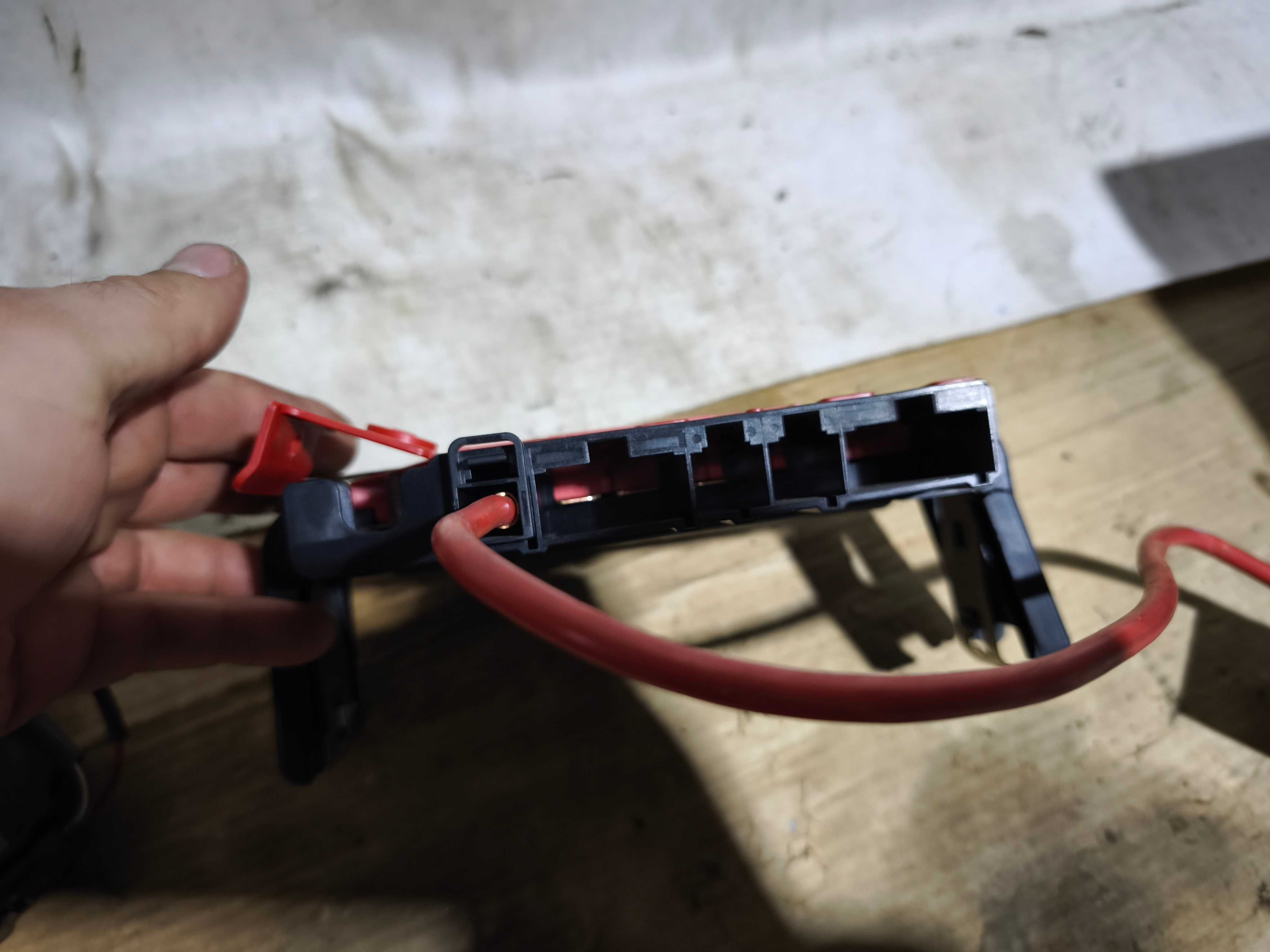 Rozdzielacz prądu klema plusowa plus BMW E90 E91 OE LCI