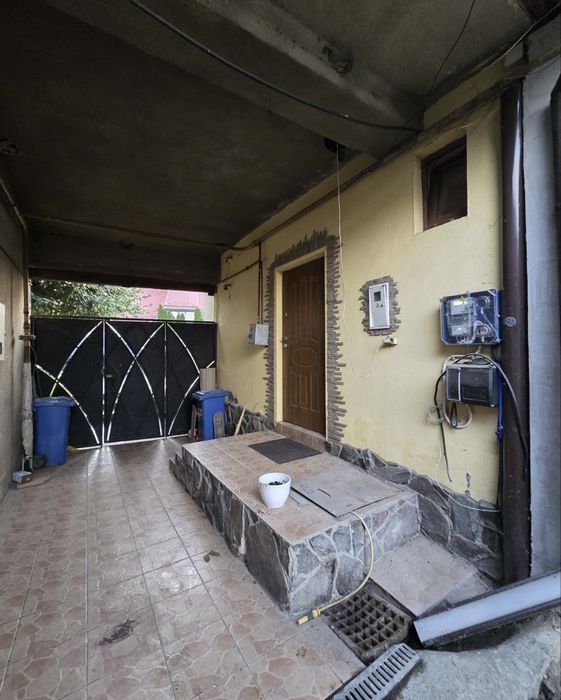 Напівособняк із загальним двориком