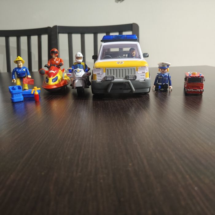 Zestaw Strażak Sam policja jeep, motor, motorówka.
Jeep w stanie bardz