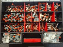 Skrzynia z częściami Metal Work - złącza, przyłącza i wiele więcej