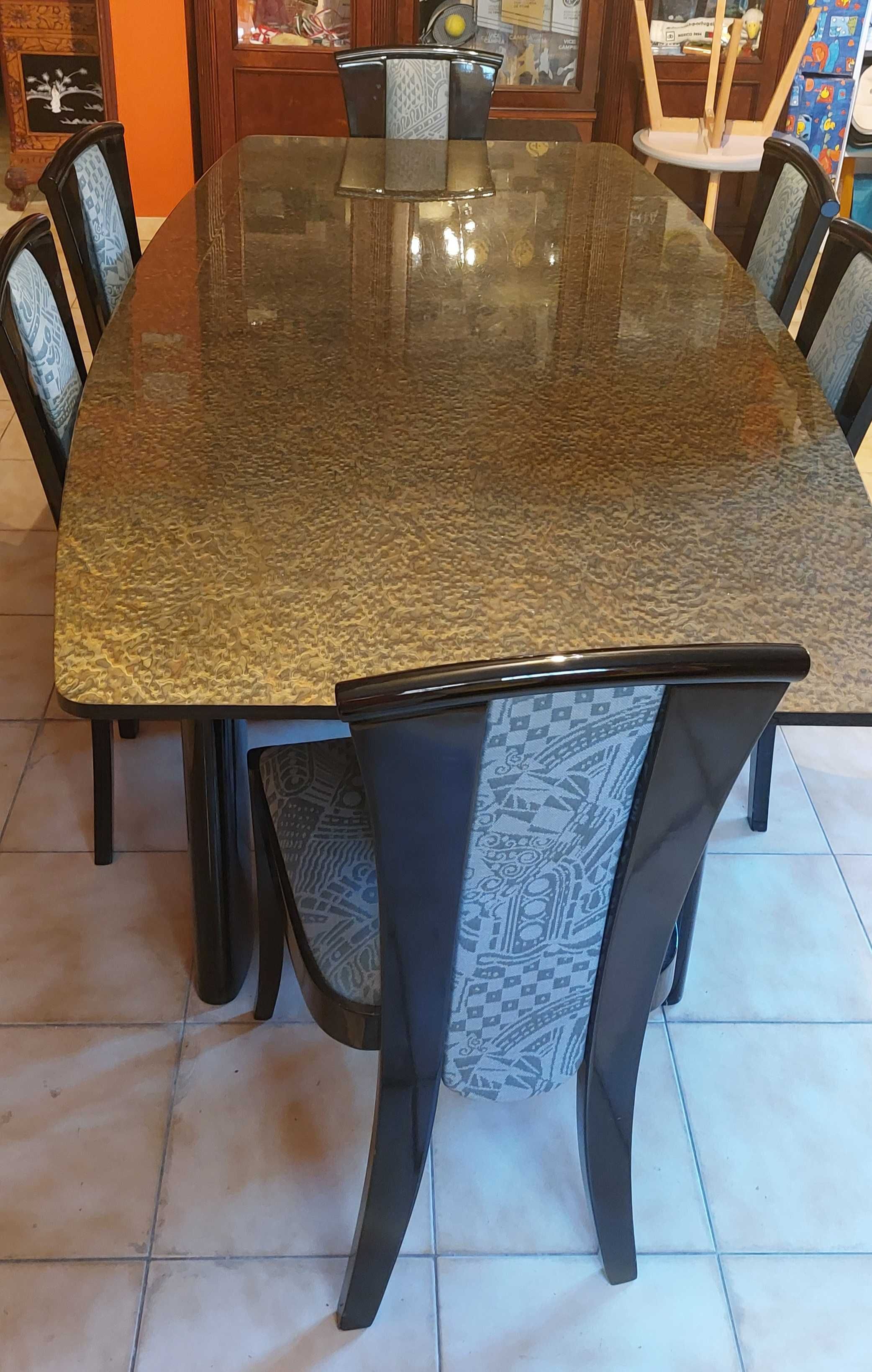 Mesa lacada a preto e 6 cadeiras