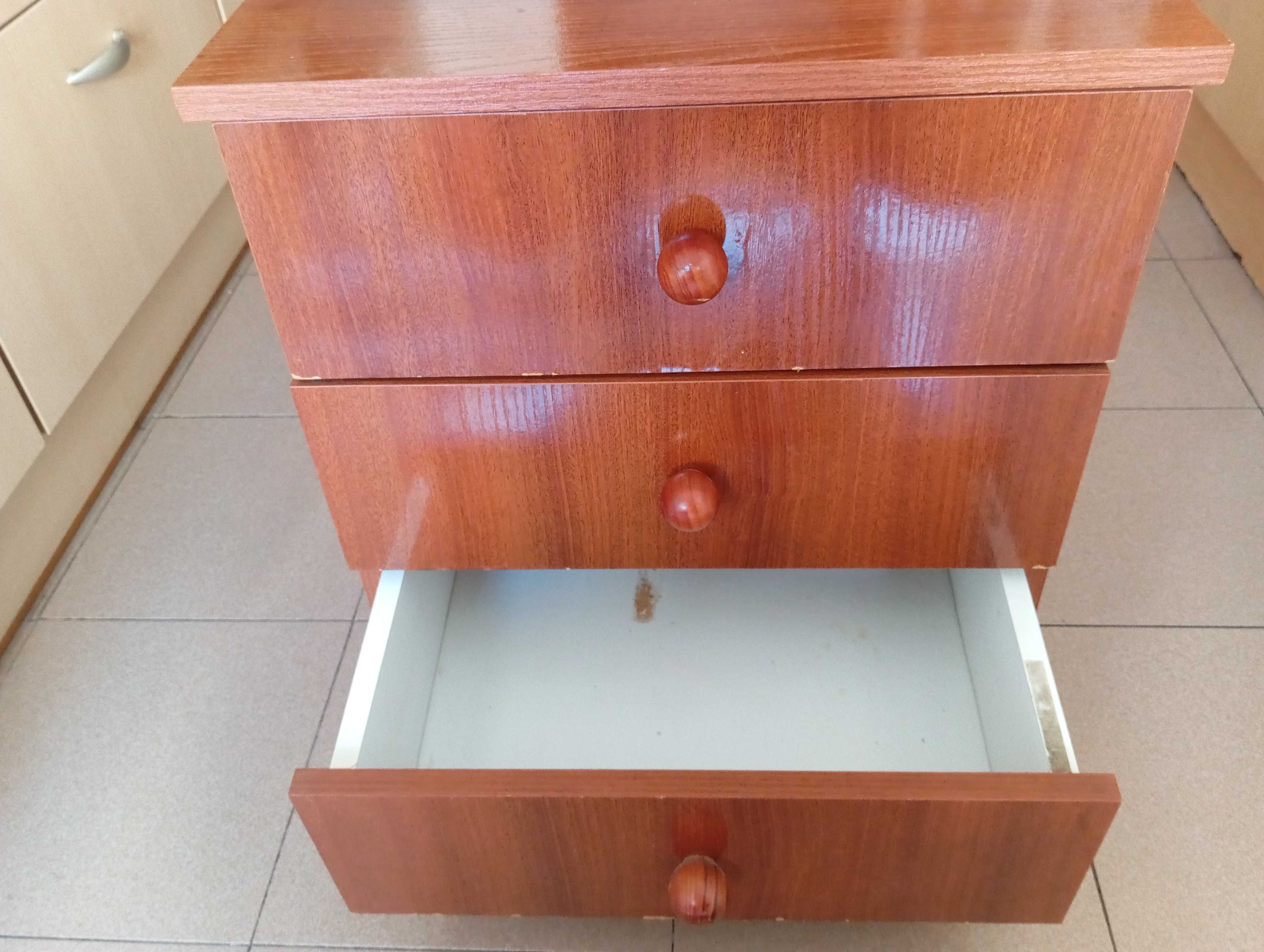 Mesa de cabeceira em madeira com 3 gavetas – usada