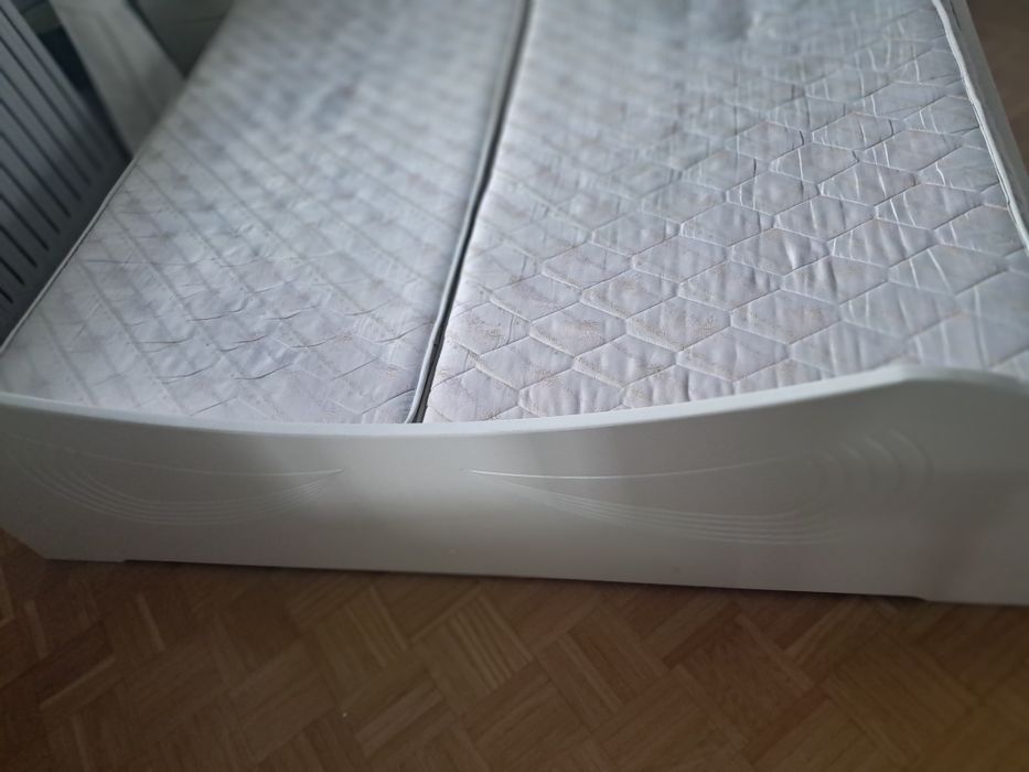 Meble do sypialni: łóżko, szafa, toaletka