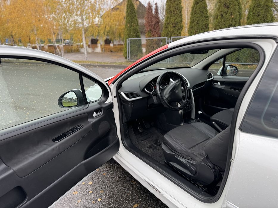 Продаи пижо 207 1.4 газ бенз 2012 гола