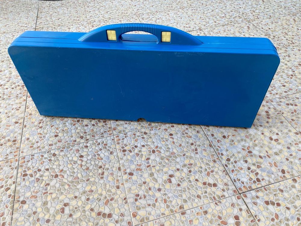 Conjunto de mesa e cadeiras portatil