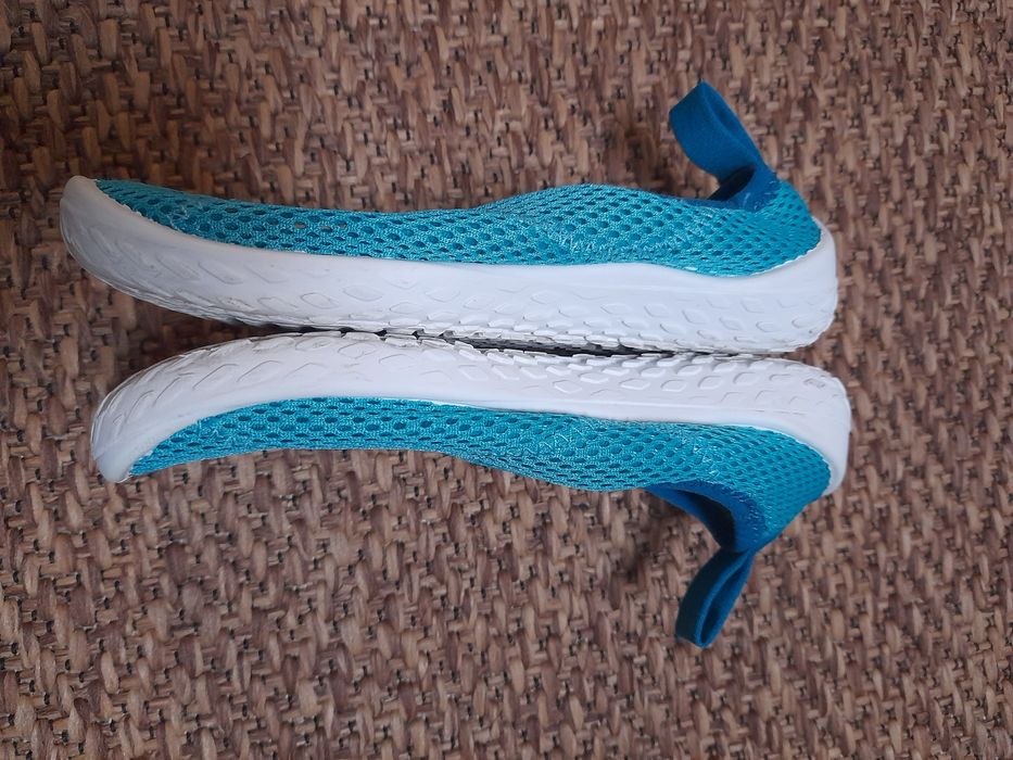 Aquashoes (sapatilha aquática n°28) Decathlon