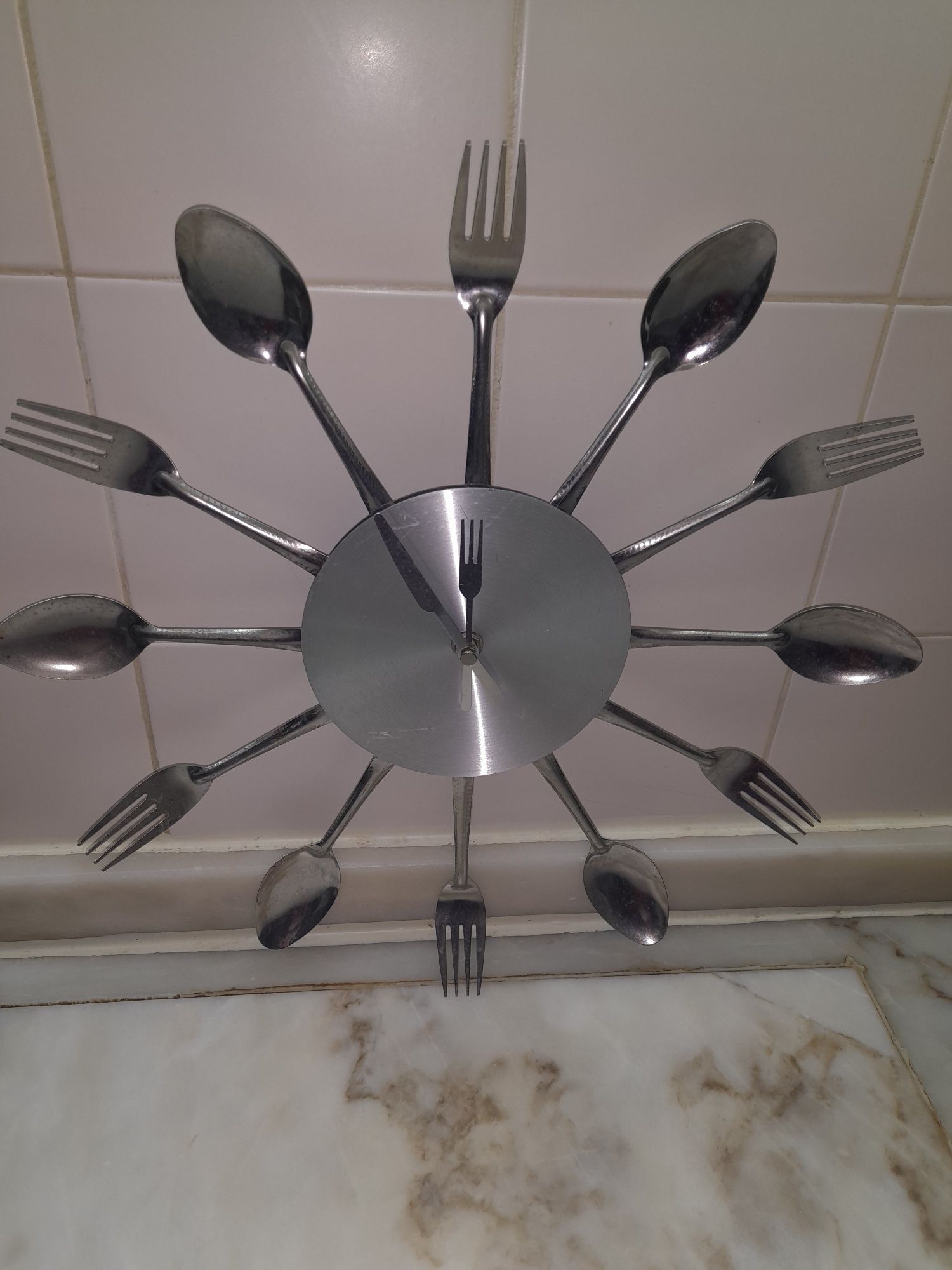 Relógio de cozinha, horas e ponteiros talheres em inox