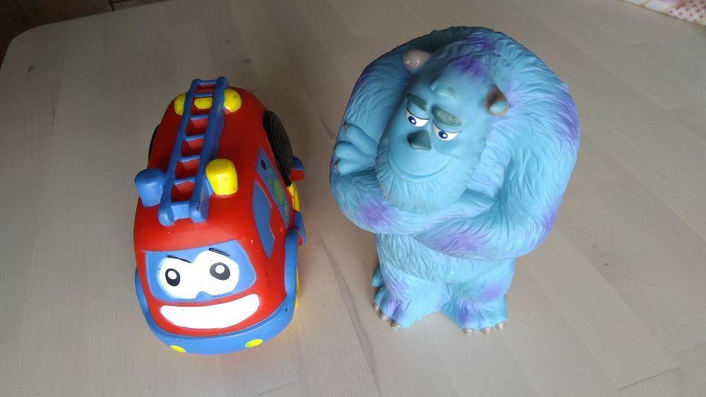 Carro bombeiros Toys & Us + Sully da Monsters & co. Disney/Pixar