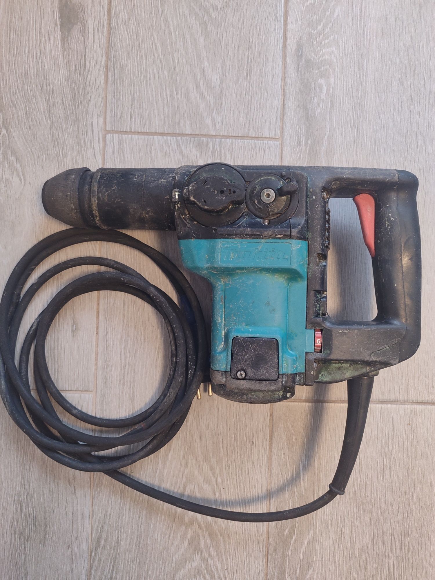 Продам перфоратор Makita HR3000C