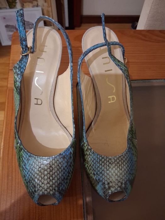 Sapatos novos em pele