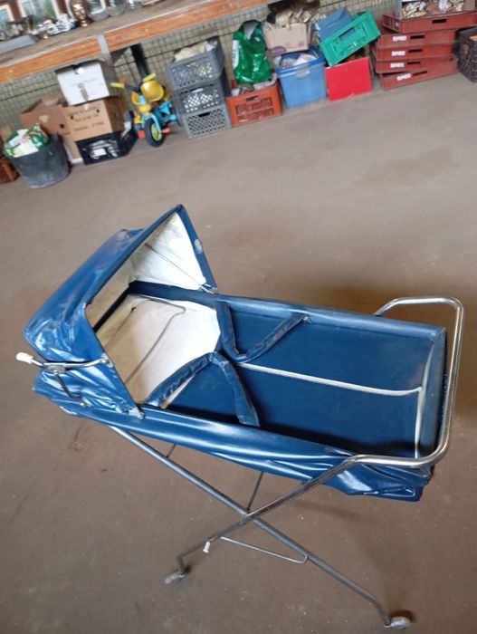 Vendo este carinho de bebé muito bonito bom estado antigo