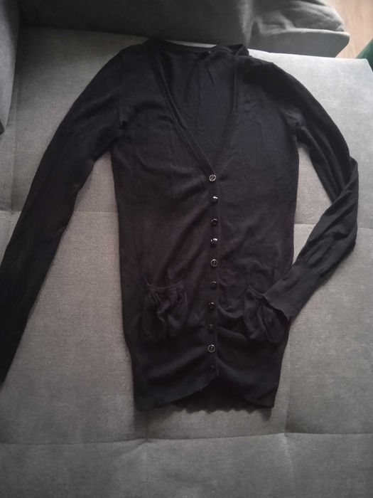 Dłuższy sweterek na guziki 34/36 czarny sweter klasyczny z kieszonkami