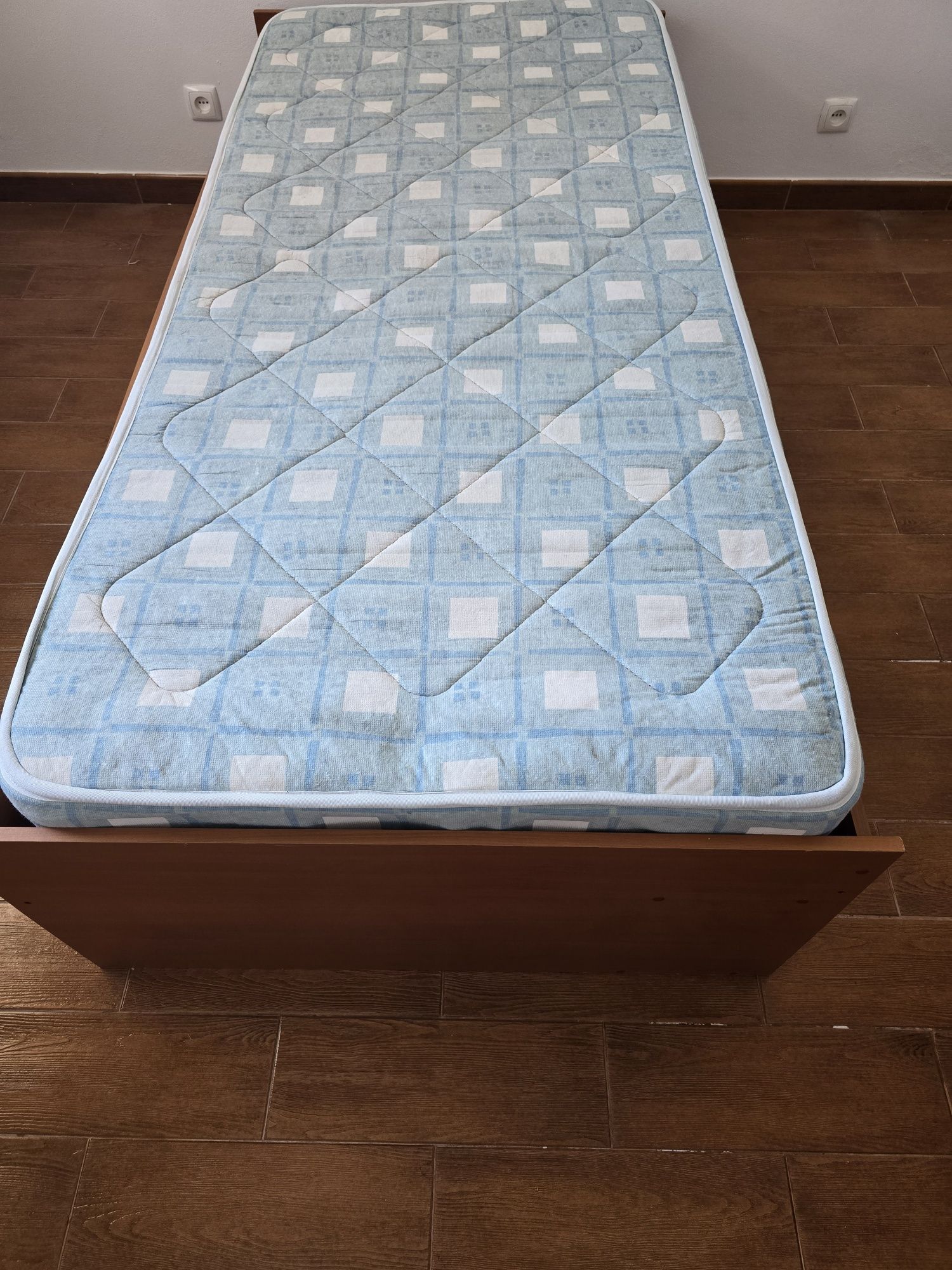 Vendo cama de 1 pessoa