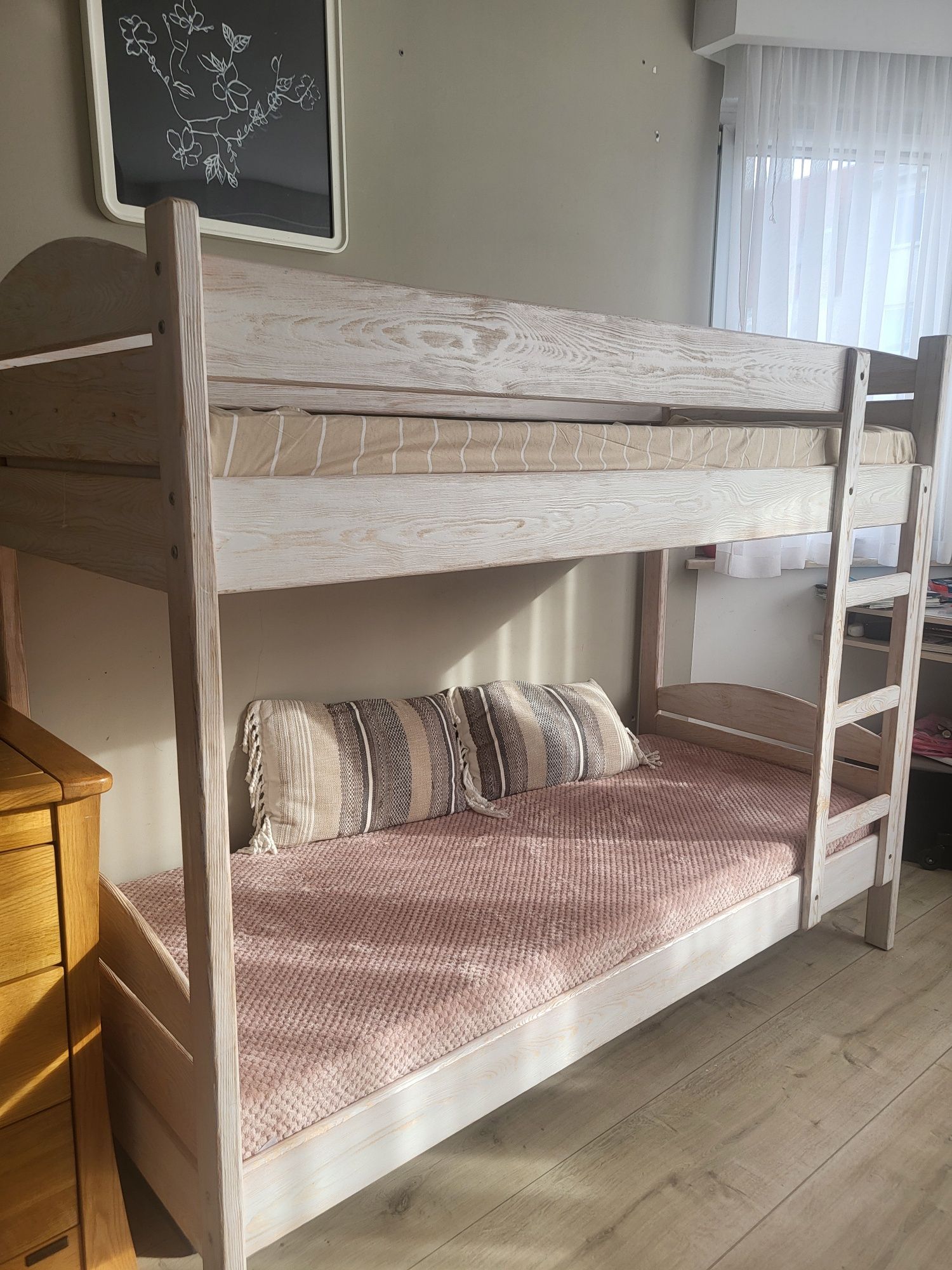 Łóżko piętrowe bielone drewniane