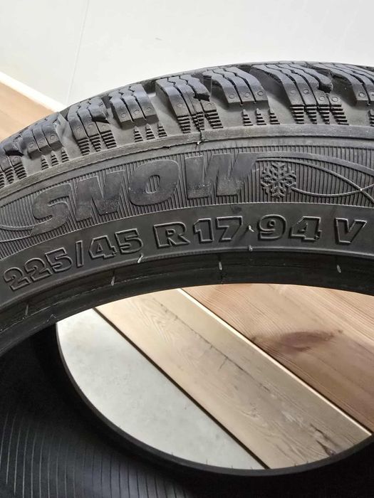 Komplet opon zimowych Kormoran 4 sztuki 225/45 R17 94 V XL