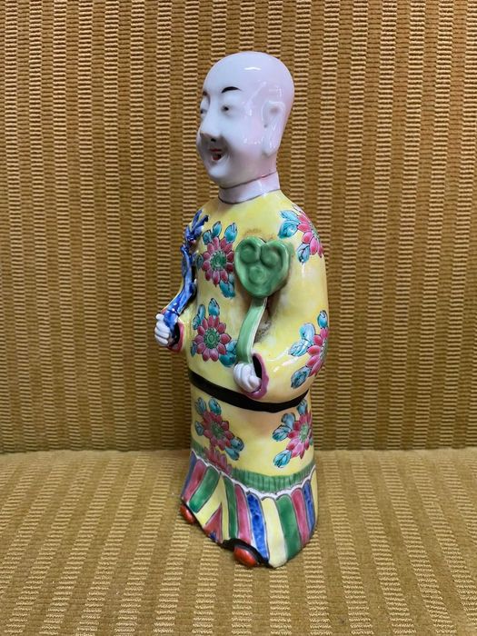 Estatueta antiga com trajes tradicionais chineses