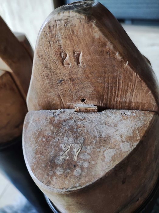 Przedwojenne oficerki z prawidłami do jazdy konnej.