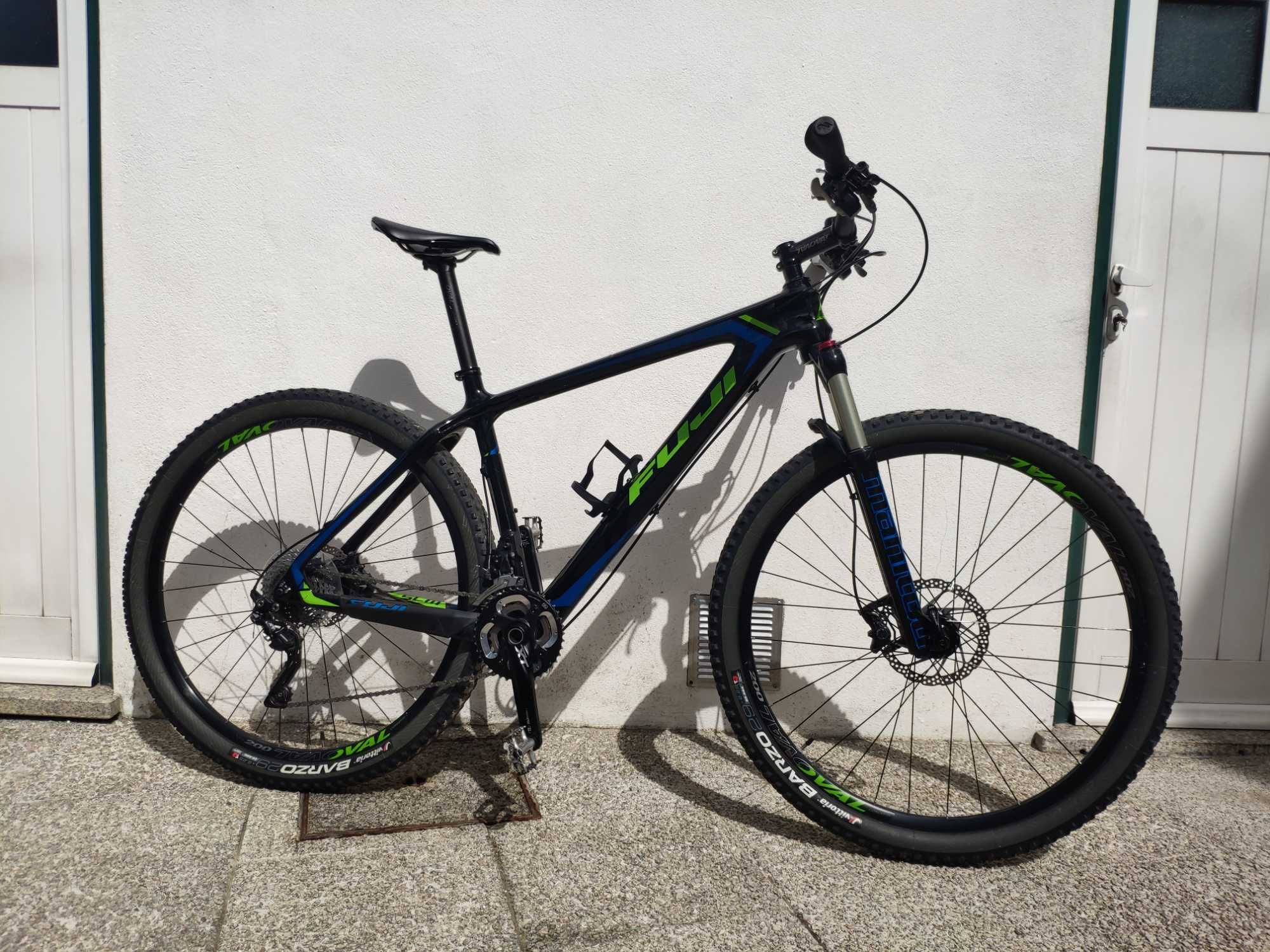Bicicleta Fuji Carbono 29” – Deore XT & Manitou
