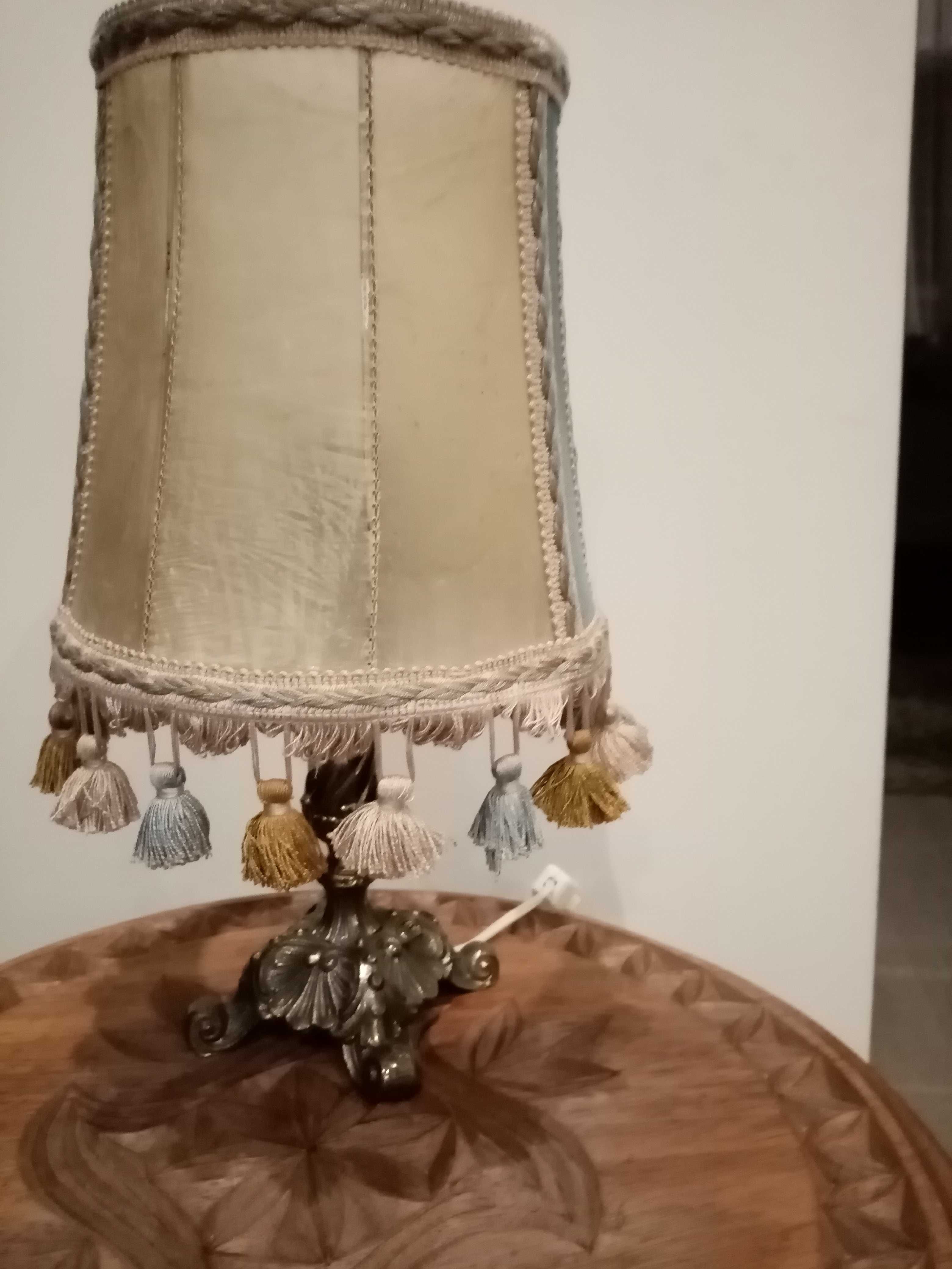 Mosiezna lampka z abażurem.