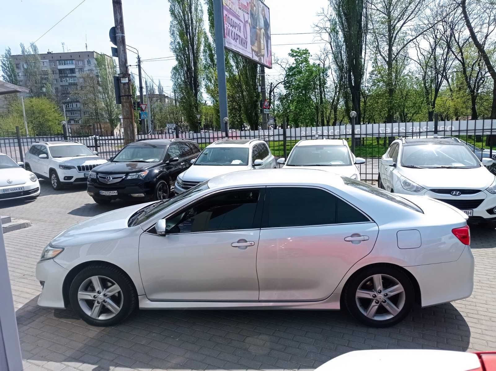 Toyota Camry 2014 року 2,5 газ/бензин