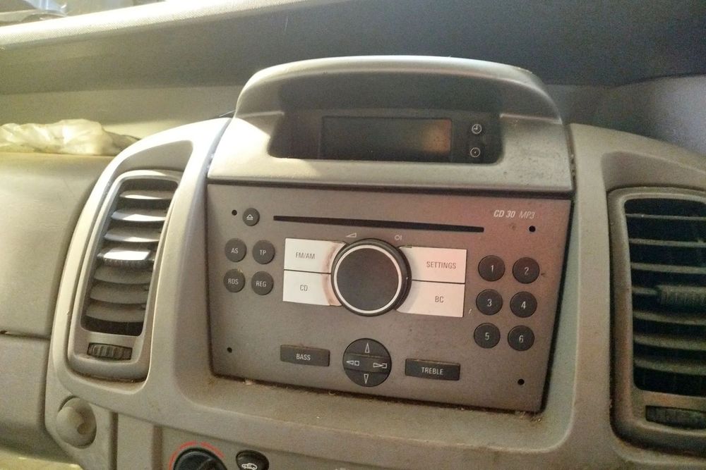 Radio CD30/ MP3 + wyświetlacz radia 565412769 i wiązka do OPEL Vivaro I 01-14r