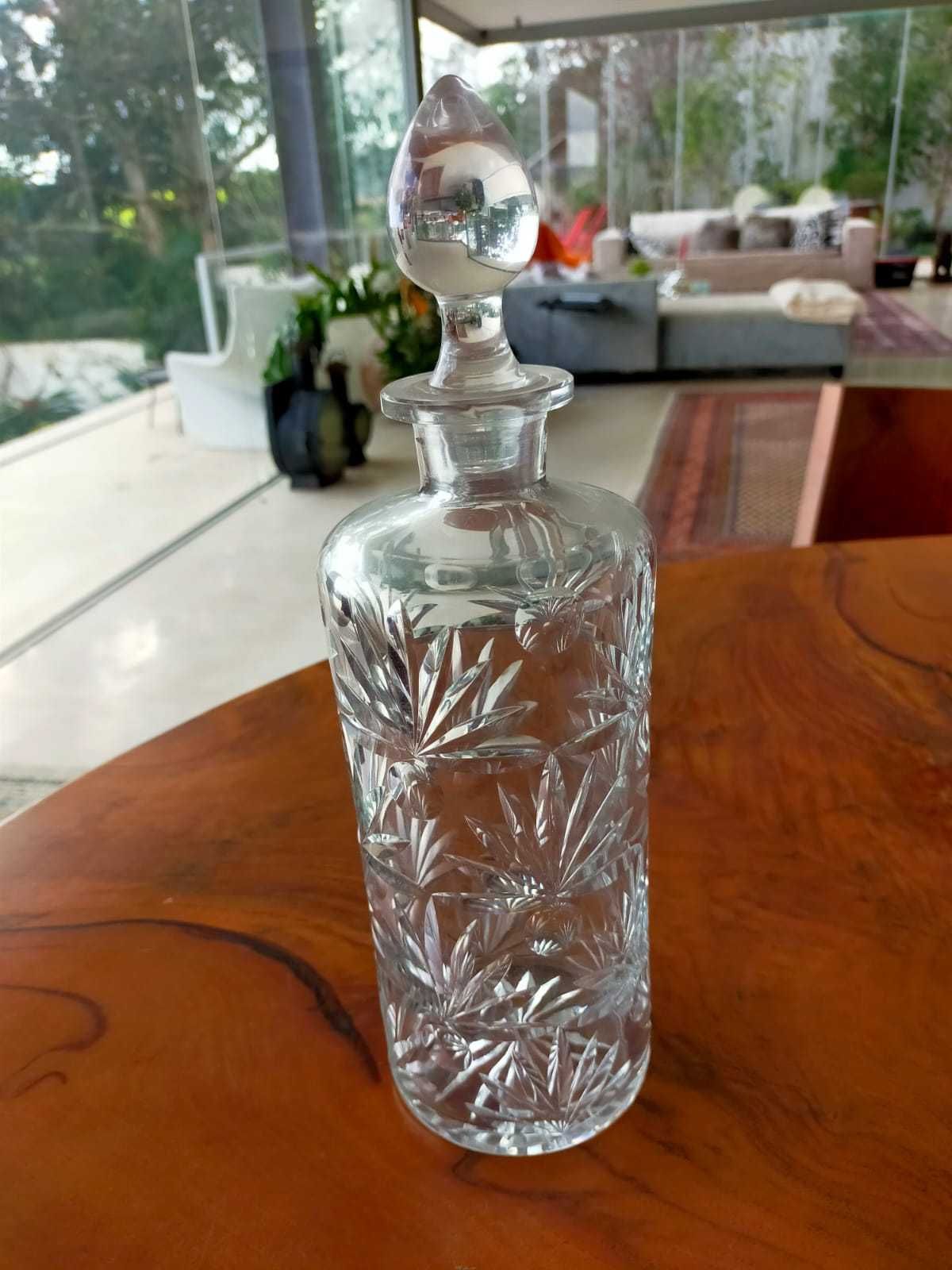 Garrafa de cristal com tampa