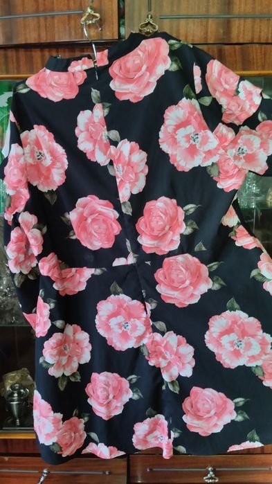 Дуже гарне нарядне плаття з квітковим принтом, розмір 50