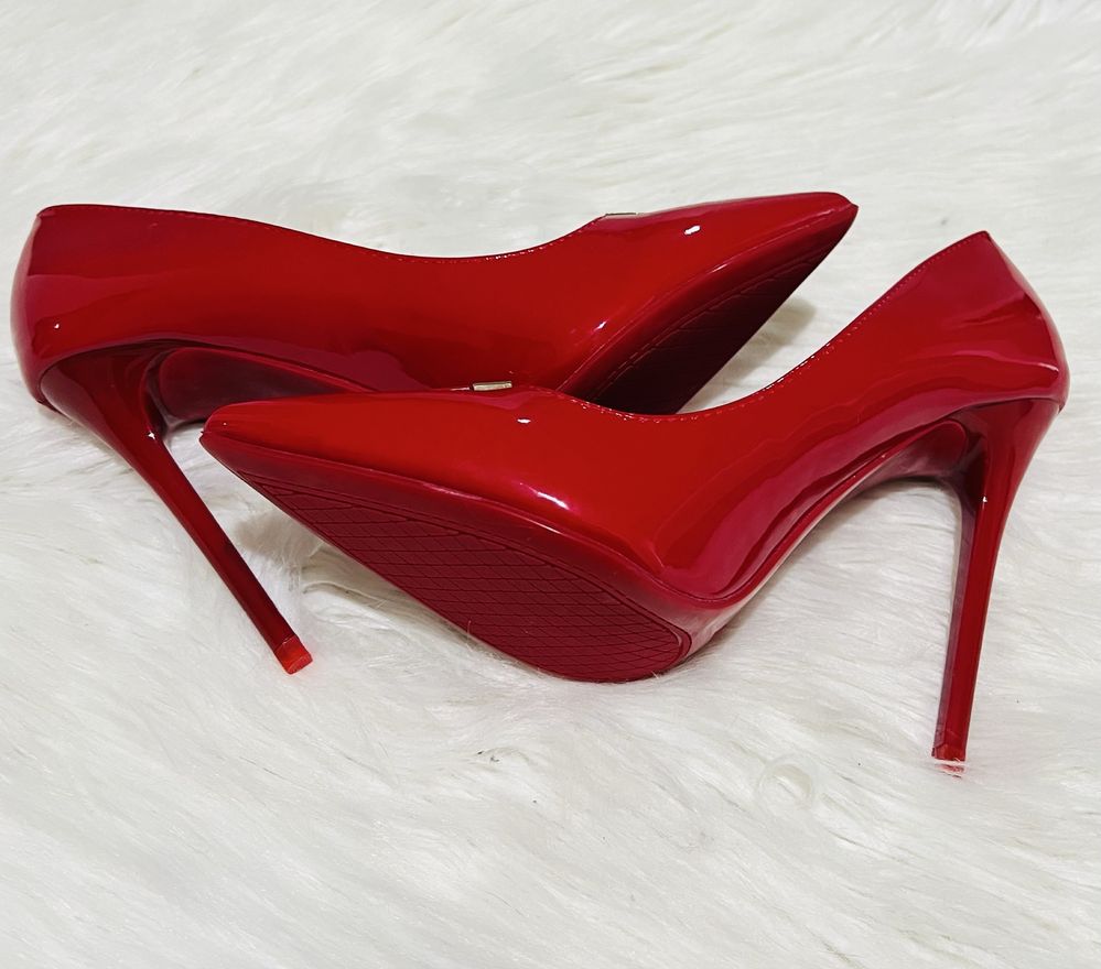 Salto agulha vermelho de couro envernizado