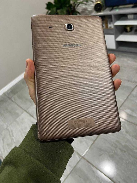 Планшет Samsung SM-T561