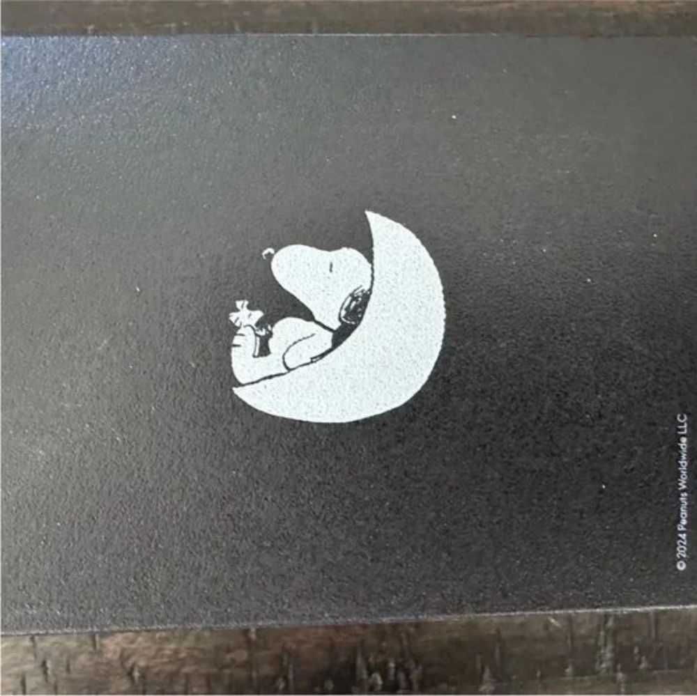 Ekskluzywne SO33B700 - Snoopy x Omega x Swatch Collab