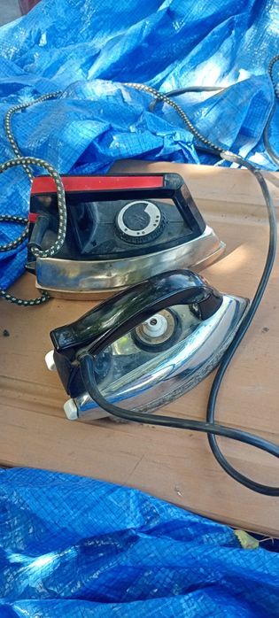 Утюги , старі ,тяжкі.