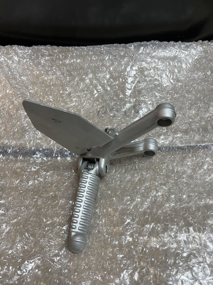 Set prawy podnóżek Ducati 749 . 999