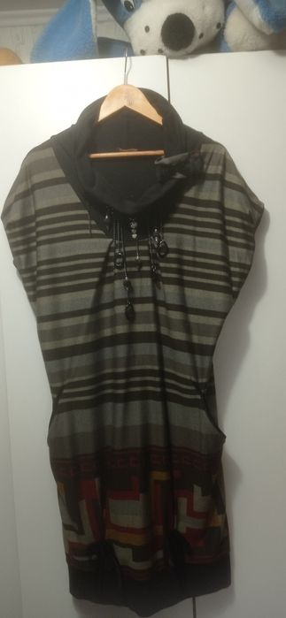 Плаття - туніка з гарним аксесуаром.