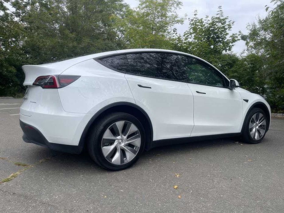 Tesla Model Y Long Range      2023