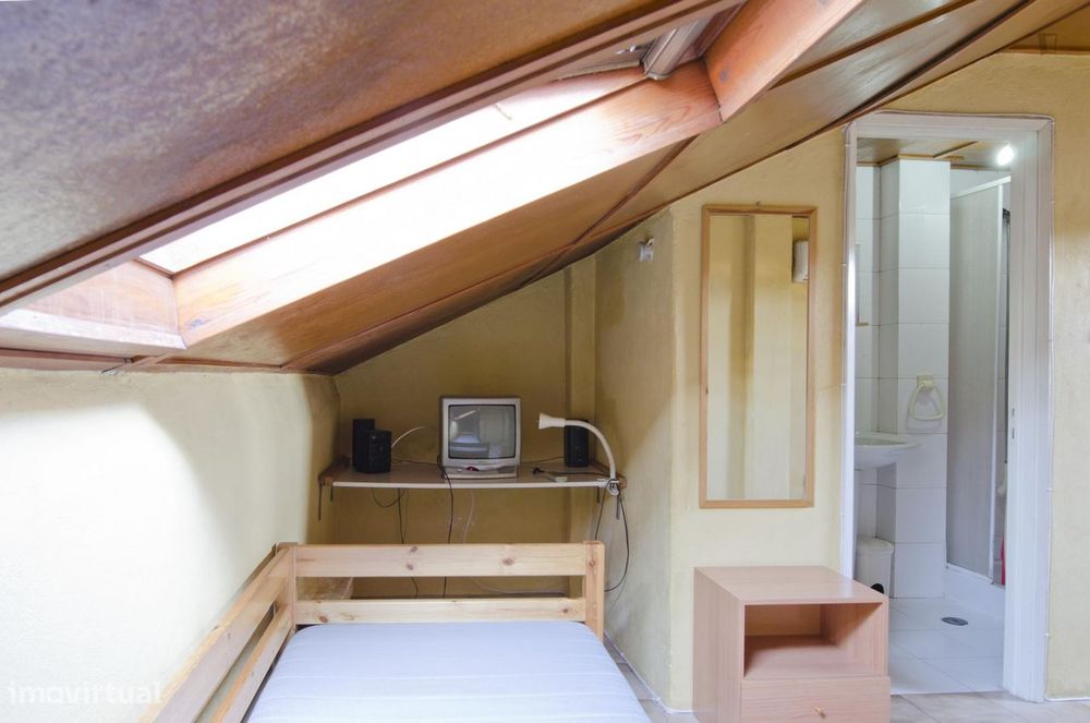 15641 - Modest único quarto de banho em um...