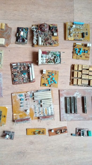 Ящик 4. Електронні плати з радянською електронікою