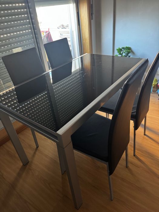 Mesa extensível com 4 cadeiras