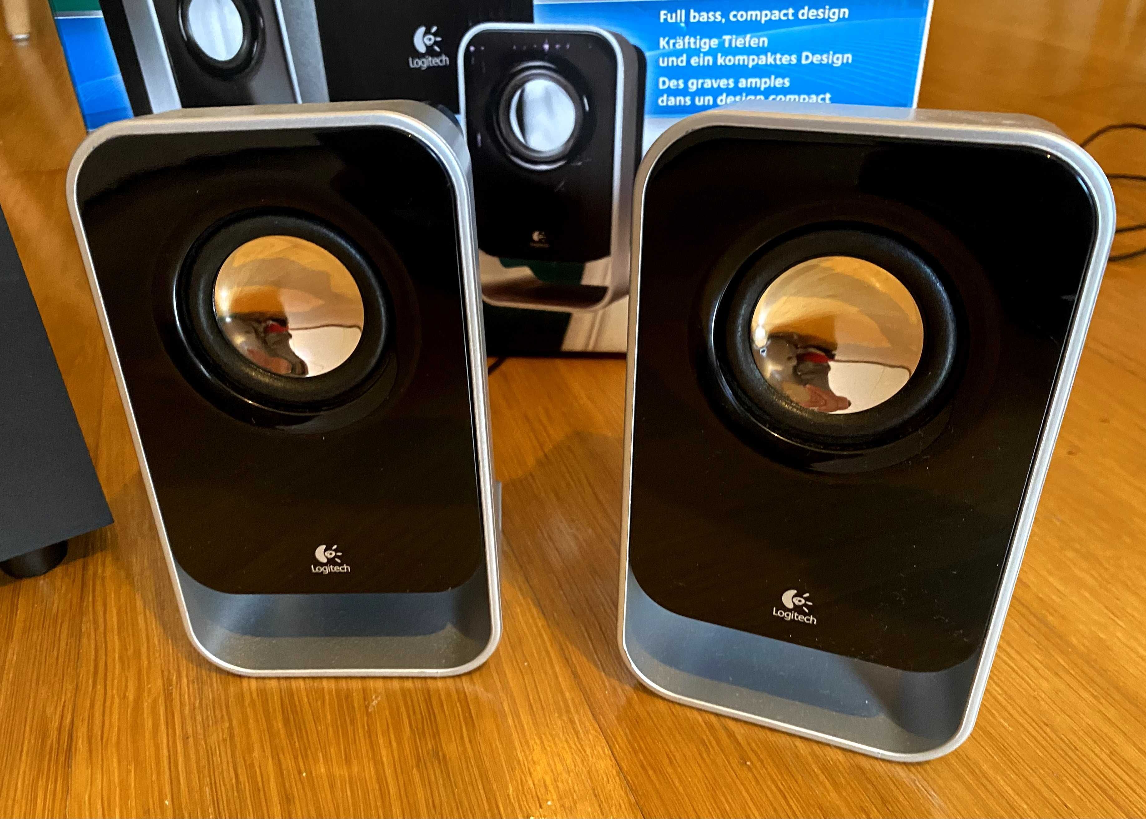 Sistema de som com 2 colunas e subwoofer da marca Logitech