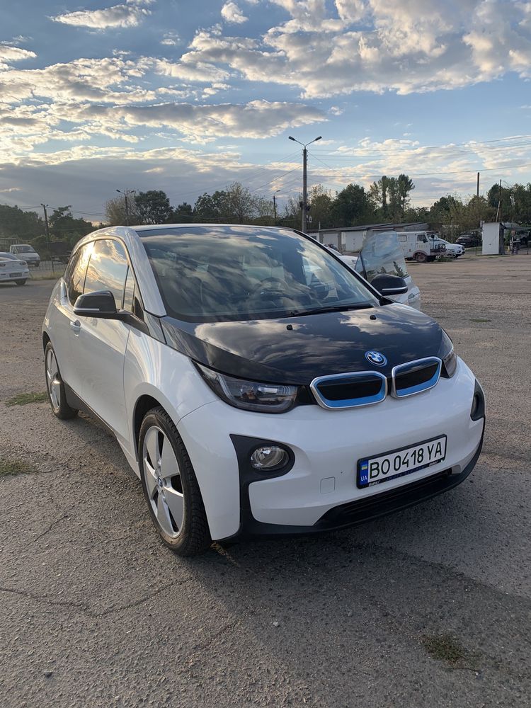 bmw i3 белая 2015 года Европа. электромобиль. музыка Harman