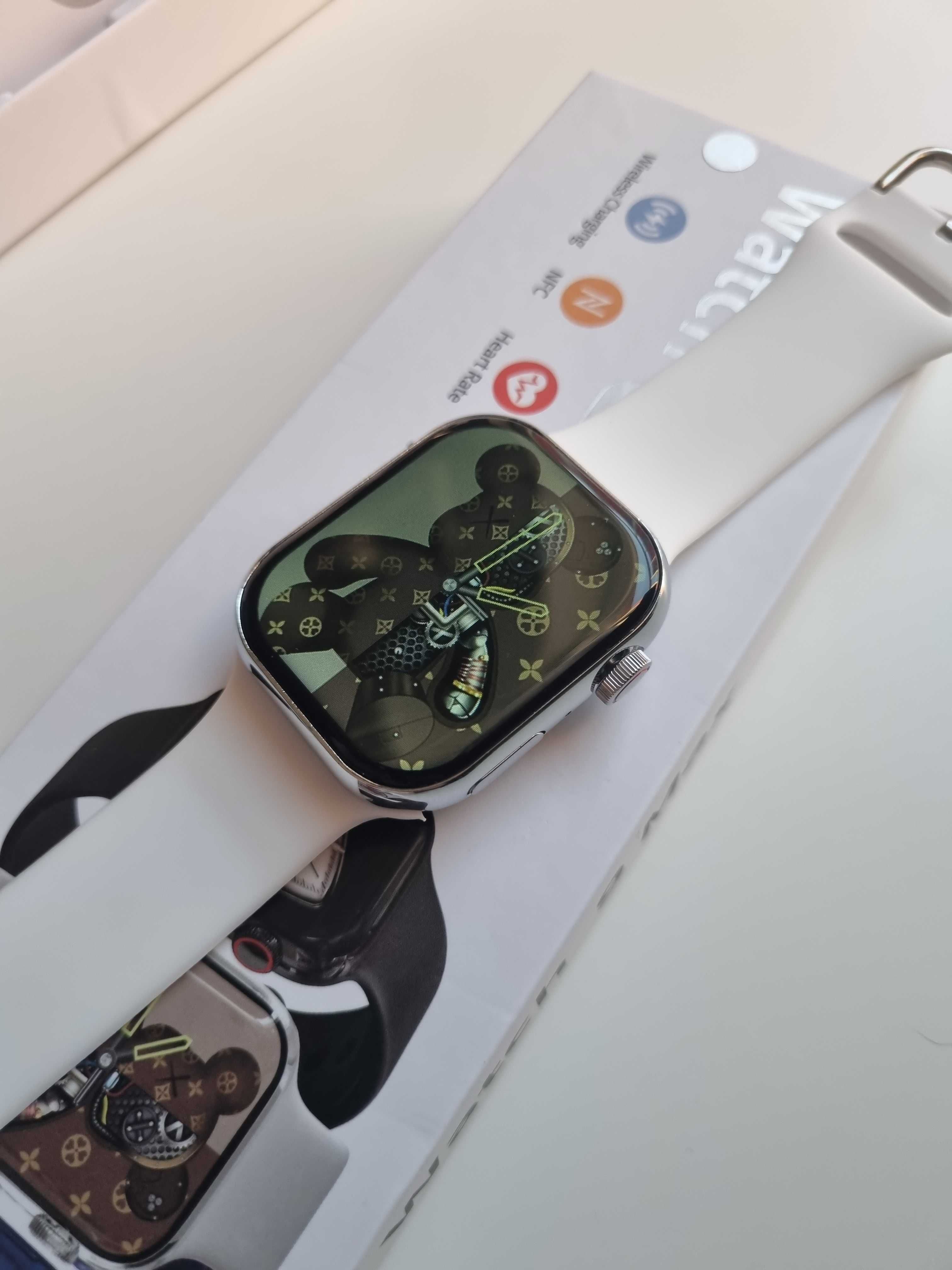 Smartwatch srebrny na białym pasku