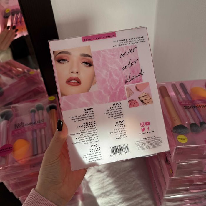 Пензлі, кісточки для макіяжу Real Techniques | Розпродаж