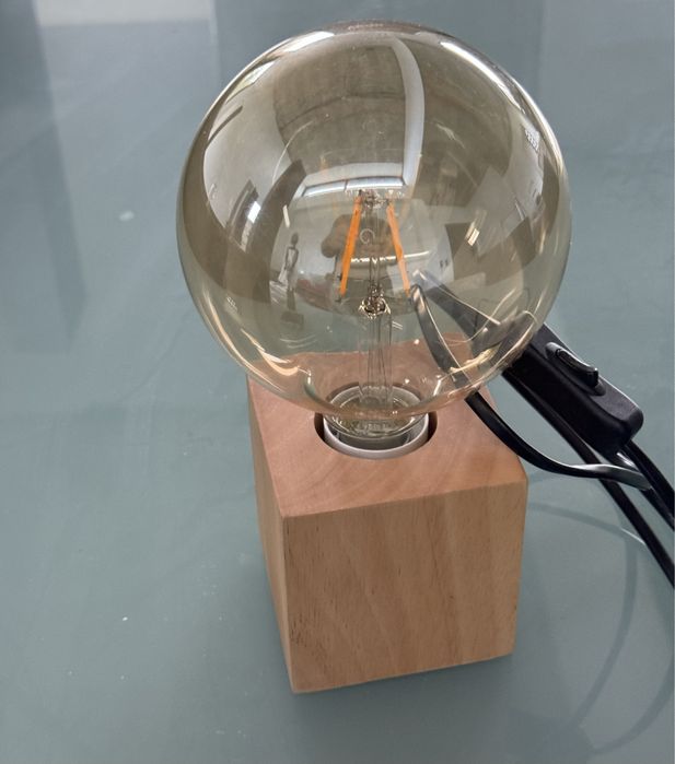 Candeeiro de mesinha de cabeceira em madeira pinho e led.