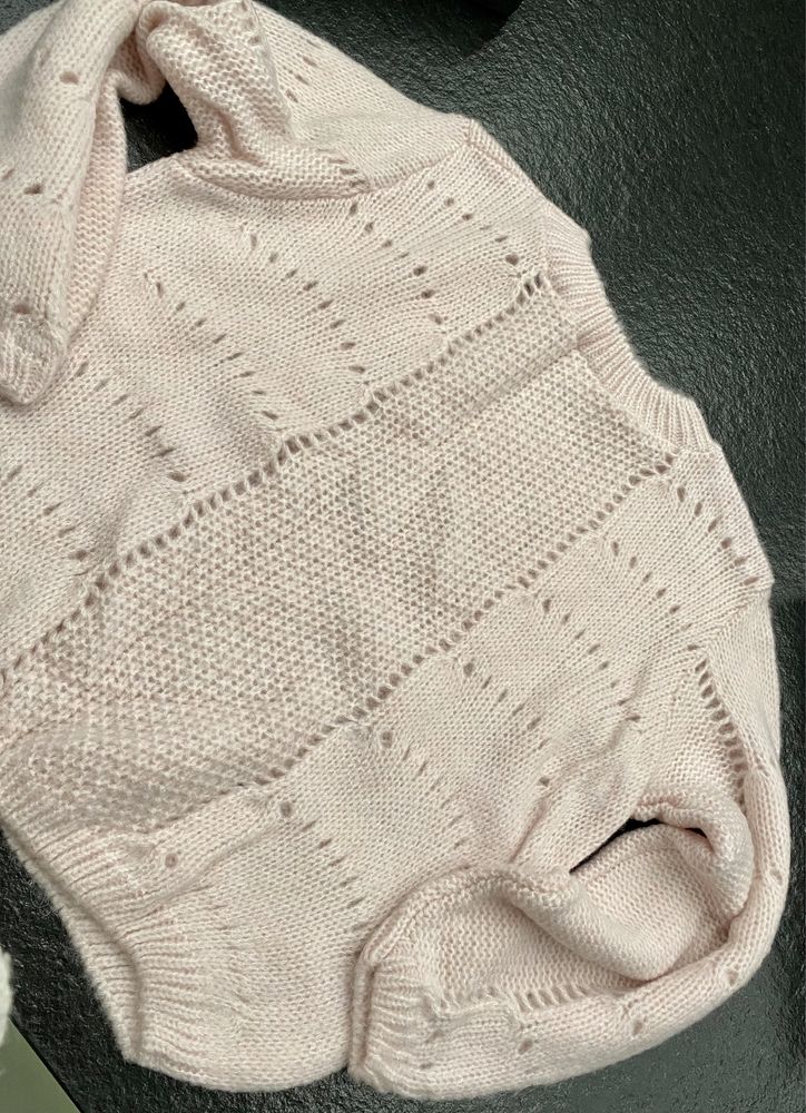 Miękki puchaty sweter ażurowy puder