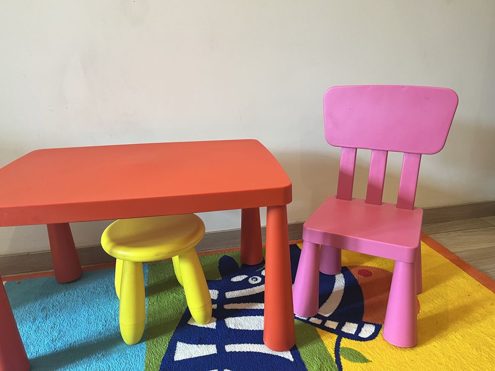 Дитятце стіл зі стільцями