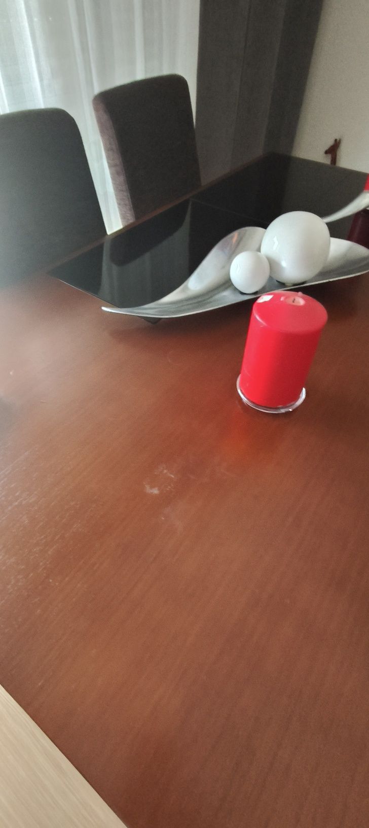 Mesa de jantar em madeira usada , as cadeiras não estão incluídas